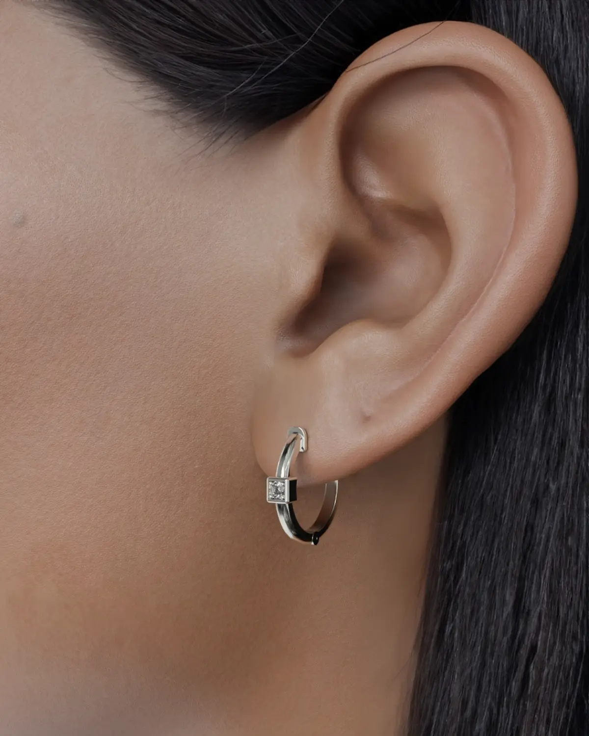 The perfect blend of elegance and simplicity that reflects the beauty of everyday life. Their timeless appeal makes them a must-have piece in every jewelery collection, and they embody a minimalist aesthetic that speaks volumes about refined taste. Designed to celebrate the essence of understated glamour, these hoop earrings remind us that true elegance lies in simplicity. Elevate your look and embrace the art of everyday sophistication with this must-have accessory.