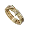 Takı koleksiyonunuzu, karmaşık üçgen motiflerle süslenmiş çarpıcı Üçlü Yüzük'ümüzle yükseltin. Bu benzersiz parça, her biri gücü ve uyumu simgeleyen geometrik üçgen tasarımlarla süslenmiş, zarif bir şekilde iç içe geçmiş üç banttan oluşuyor. Yüksek kaliteli malzemelerden üretilen yüzük, günlük kullanım için dayanıklılık ve konfor sağlarken çağdaş bir estetik sergiliyor.